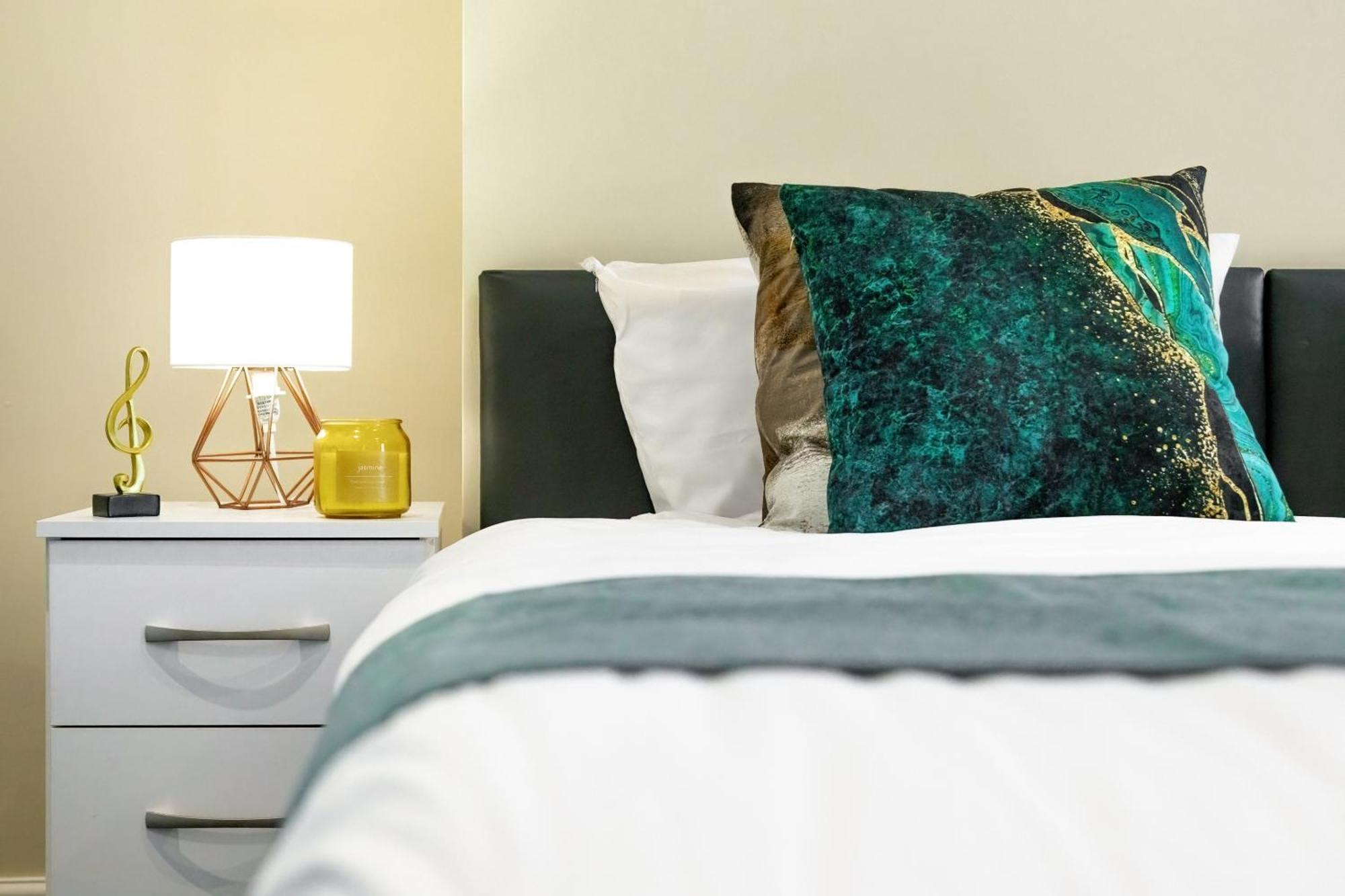 Elegant 2Br London Hideaway- King Bed, Sleeps 6 - Parking- Instant Book- 20 Percent Off Limited Time! Barnet Esterno foto